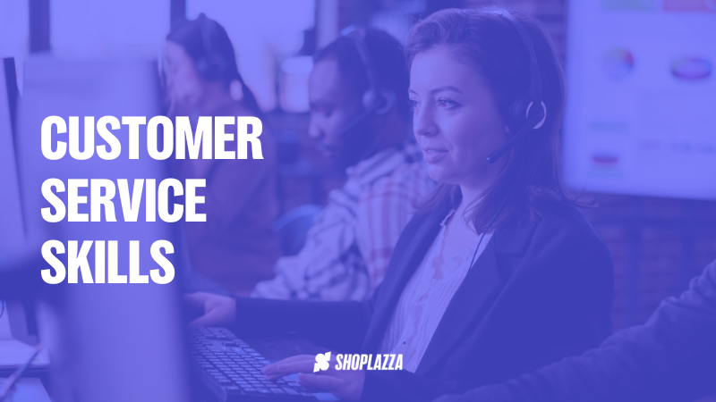 A imagem da capa mostra as palavras Customer Service Skills (Habilidades de atendimento ao cliente), juntamente com o logotipo da Shoplazza. No plano de fundo, há uma foto de três pessoas trabalhando no computador e usando fones de ouvido.